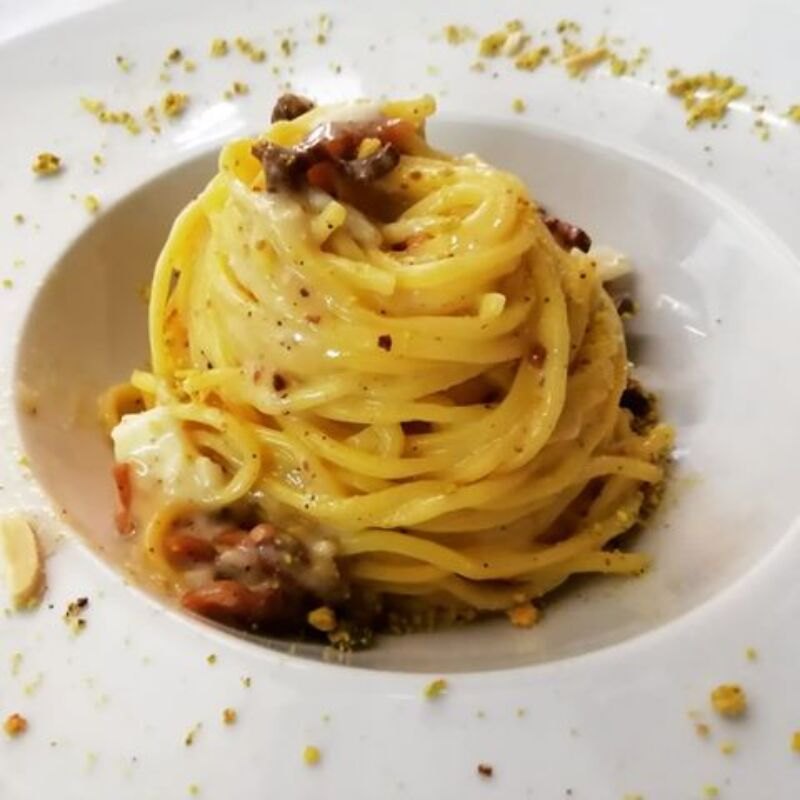 Primo piatto di stagione con granella di pistacchio servito a tavola