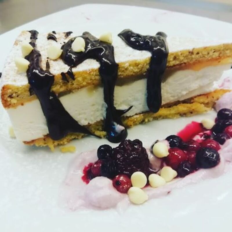 Dolce al cucchiaio con frutti di bosco servito a fine pasto